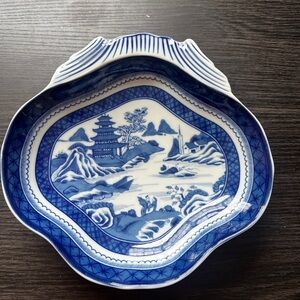 Mottahedeh Blue and White Decorative Porcelain Dish